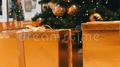 大型礼盒，赠送商场圣诞树下金色.. 圣诞节和新年`礼物装饰。 礼品